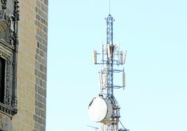 Antena de telefonía en el centro de la ciudad de Badajoz. HOY
