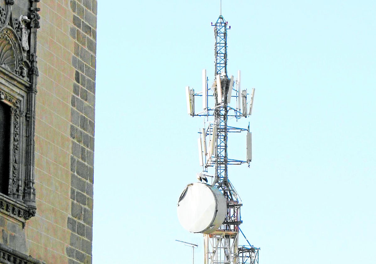 Antena de telefonía en el centro de la ciudad de Badajoz. HOY