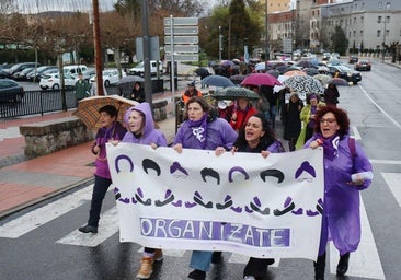 Plasencia pone el foco en las leyes actuales en una manifestación del 8M plagada de paraguas