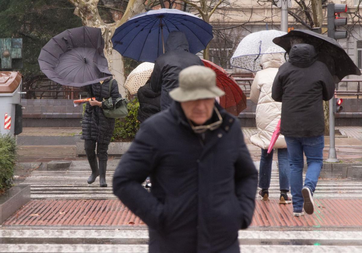 El temporal de viento y lluvia afecta a toda la región este sábado.