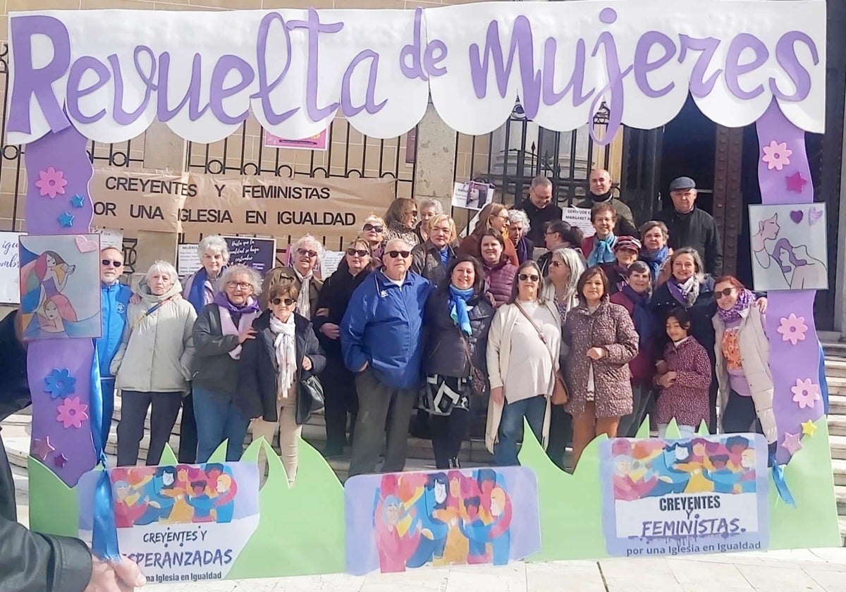 Los participantes se han concentrado junto a la Catedral de Badajoz.