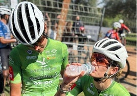 María Reyes Murillo y Natalia Fisher recobran fuerzas al final de una etapa de la pasada Andalucía Bike Race.