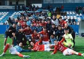 Los jugadores del Coria celebran el triunfo con sus aficionados desplazados a Móstoles.