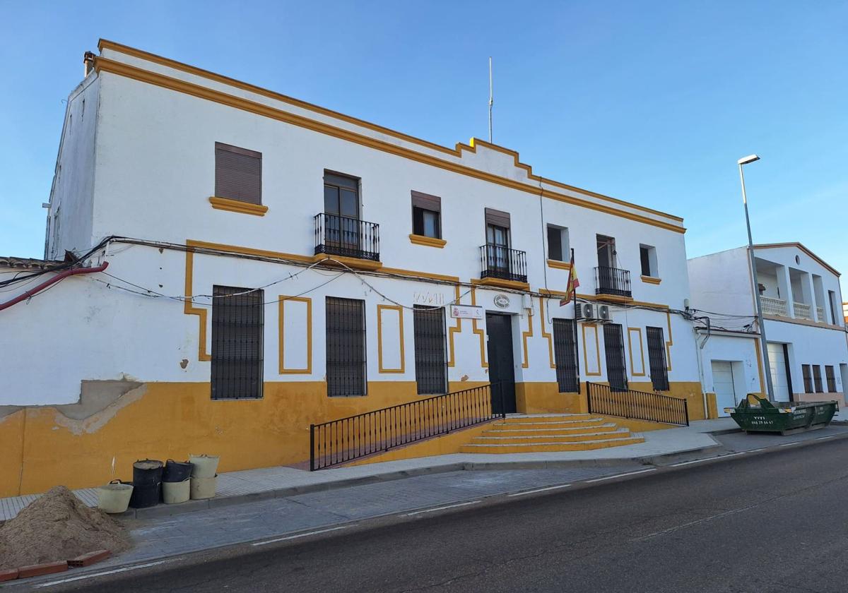 Los tres detenidos prestaron declaración en el cuartel de la Guardia Civil de Alconchel.