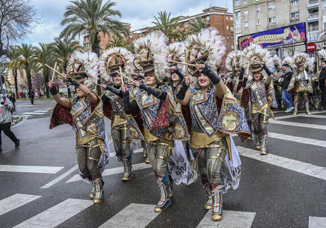 Desfile de comparsas en Valdepasillas, que cerró el Carnaval de Badajoz 2025.