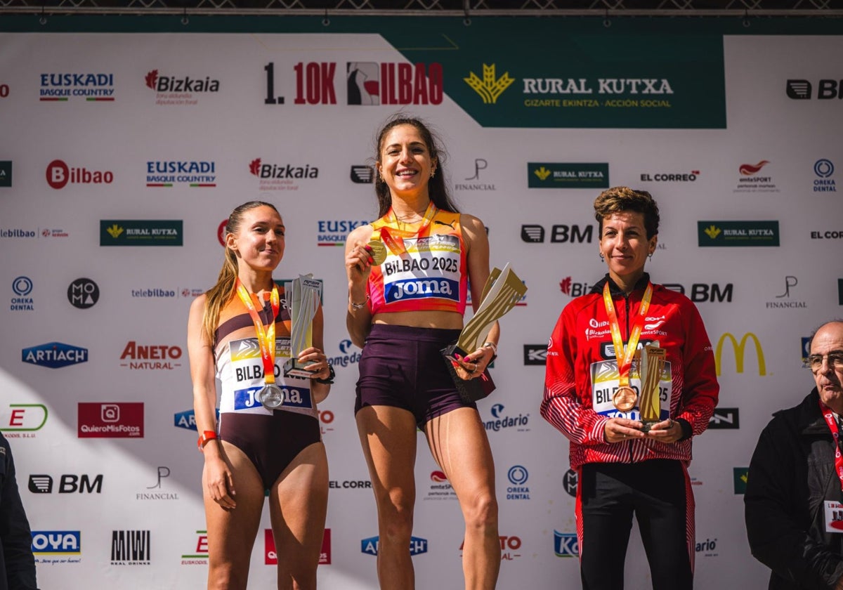 Laura Luengo en el podio como subcampeona de España de 10 km.