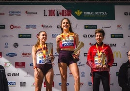 Laura Luengo en el podio como subcampeona de España de 10 km.