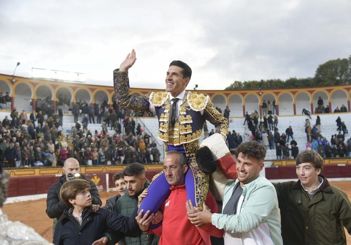 Talavante salió a hombros del coso oliventino.