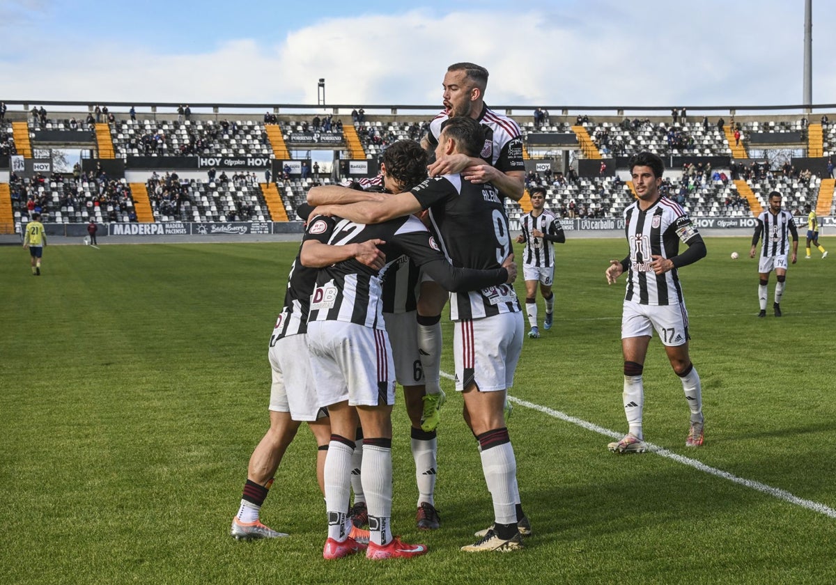 Los jugadores del Badajoz celebran el primer gol de Borja Domingo al Villafranca.