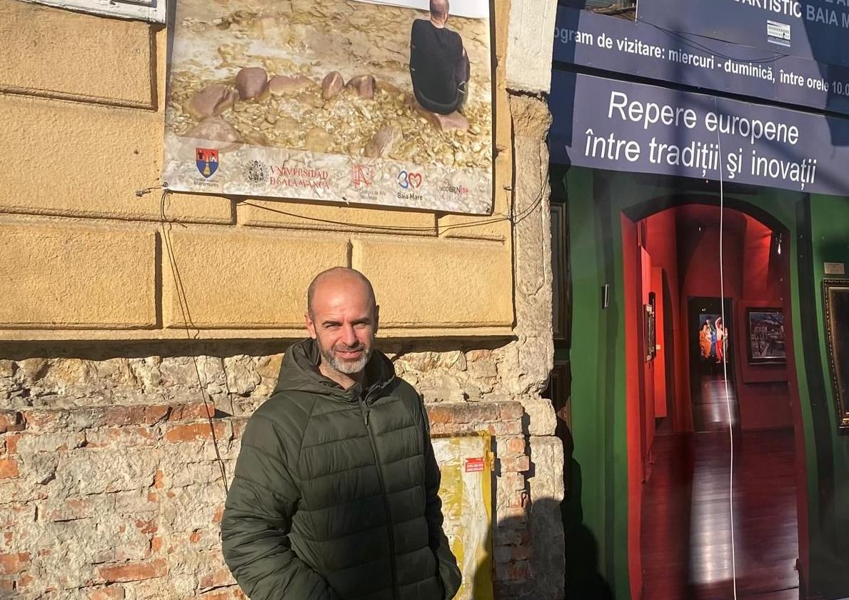 Juan Sebastián González, en la puerta del museo en Rumanía.