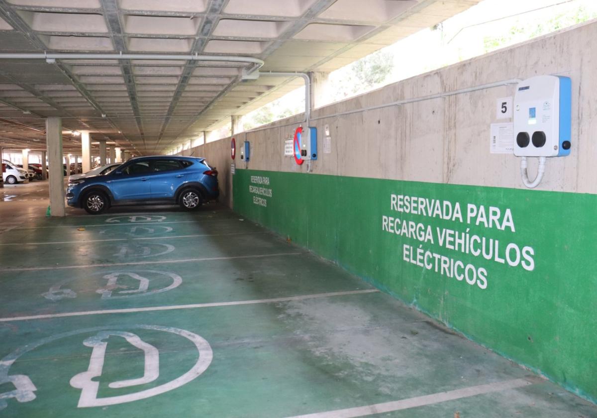 Puntos de recarga enel aparcamiento deVelázquez, todosdesactivados.