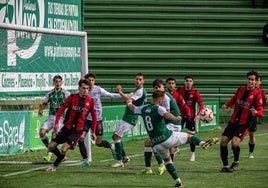 Deco se dispone a rematar en la acción del gol que dio el triunfo al Cacereño frente al Unión Adarve.