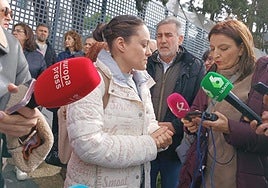 Sheila Gómez en la concentración esta mañana en las puertas del Marcelo Nessi.