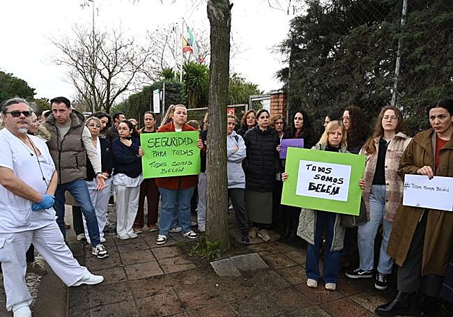 Protesta de trabajadores a las puertas del centro de menores San Juan Bautista de Badajoz.