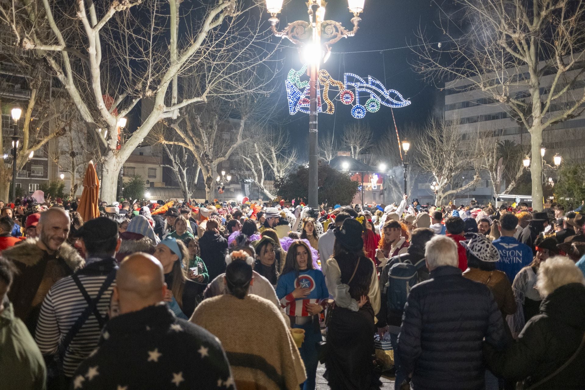 Noche del sábado de Carnaval en el paseo de San Francisco.