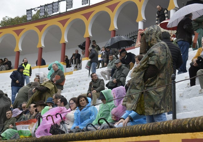 Espectadores en la plaza de toros de Olivenza este fin de semana protegidos con paraguas y chusbasqueros.