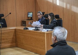 El procesado, durante el juicio. Al fondo, Enrique González-Vallejo y Alicia Alfonso.