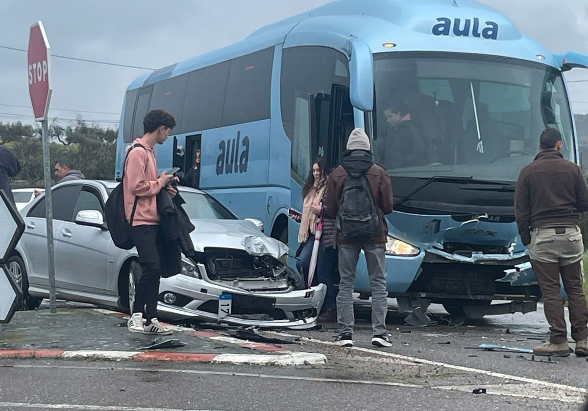 Autobús de la empresa Aula tras un choque con un vehículo a la entrada de Salvatierra.