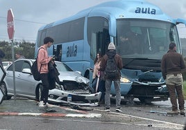 Autobús de la empresa Aula tras un choque con un vehículo a la entrada de Salvatierra.