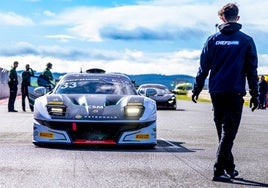 El Ligier de Ángel Santos se dirige a boxes tras detectar una avería mecánica.