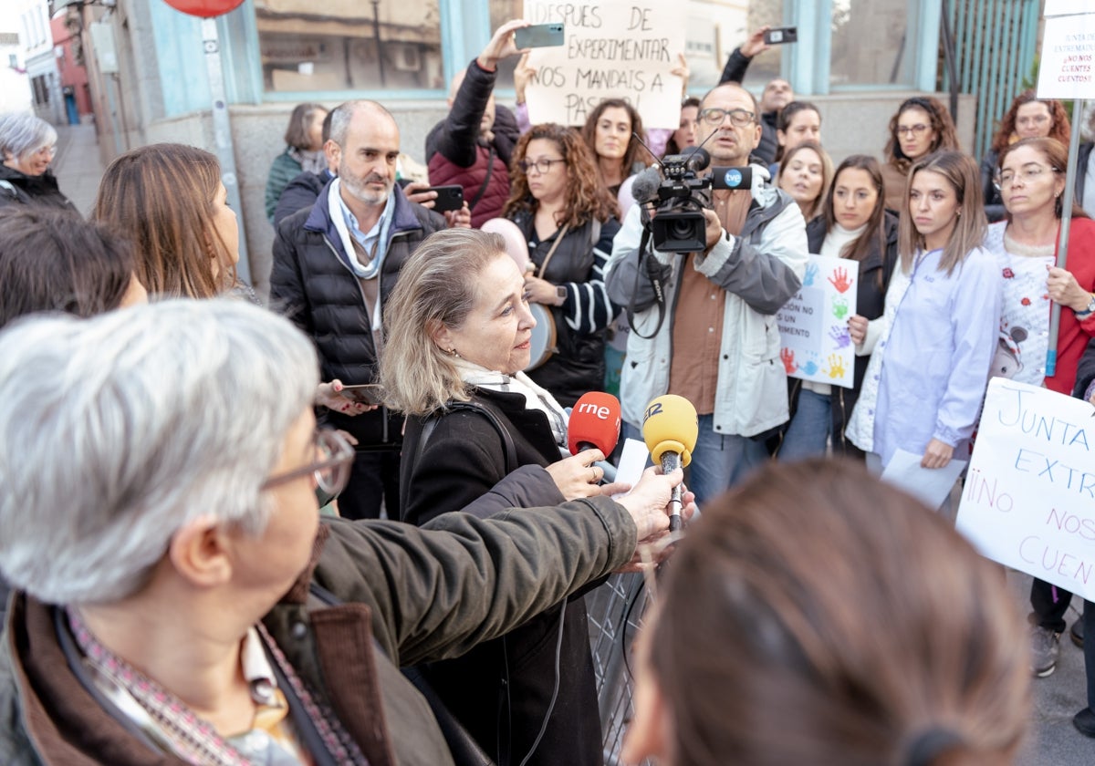 La consejera de Educación atiende a los TEI en una protesta en Mérida.