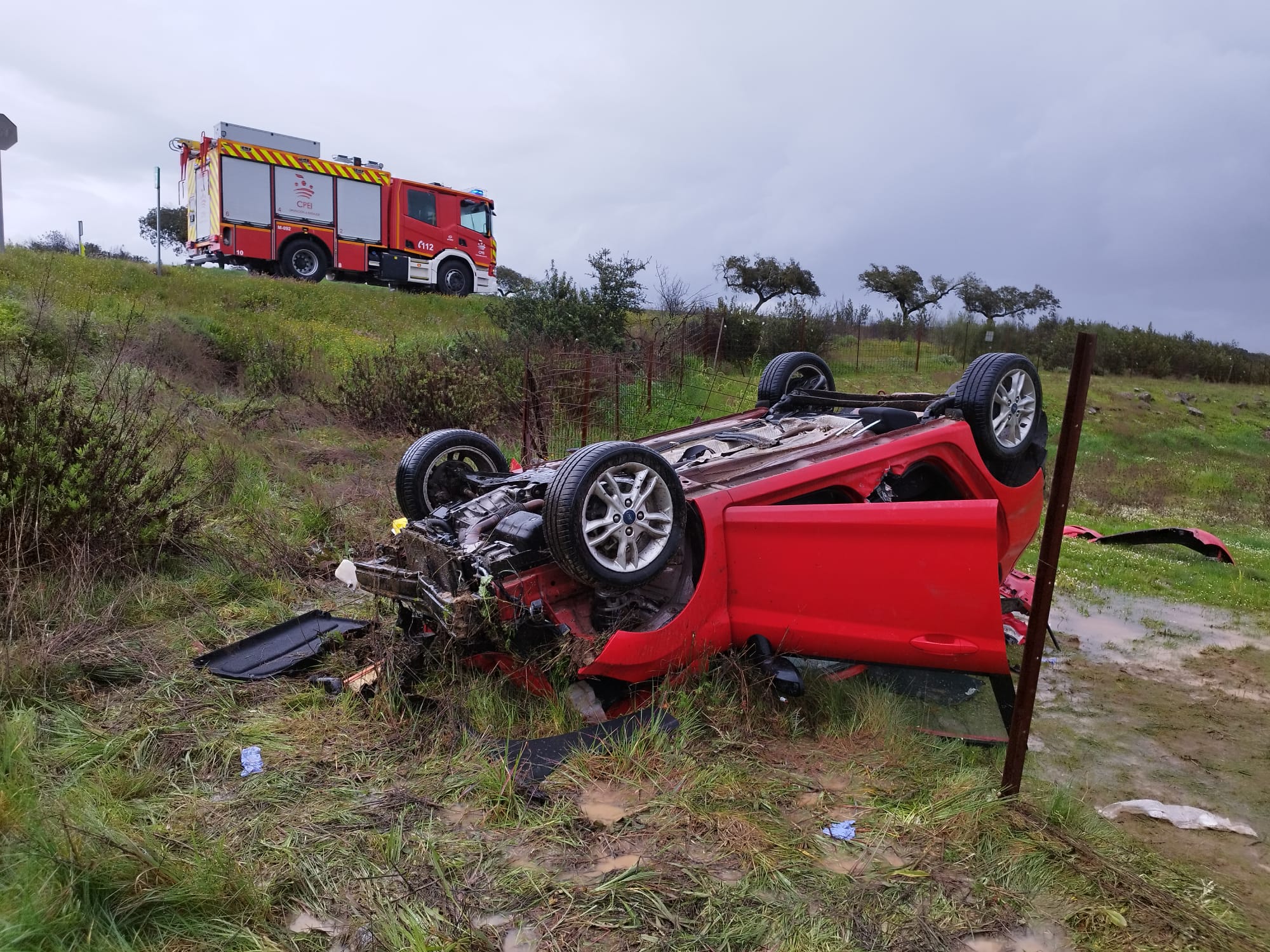 Fotos | Así ha quedado el coche tras el accidente en Oliva de la Frontera