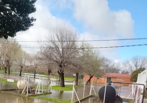 Instalaciones del colegio Virgen de la Vega, anegadas por la crecida de la rivera de Gata, este martes.