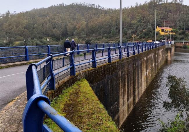 La presa de Villar del Rey suelta agua por sus aliviaderos superiores.