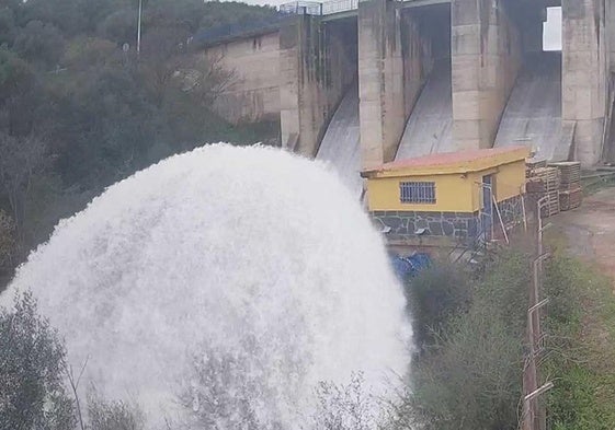 Presa de Los Canchales, soltando agua este miércoles.