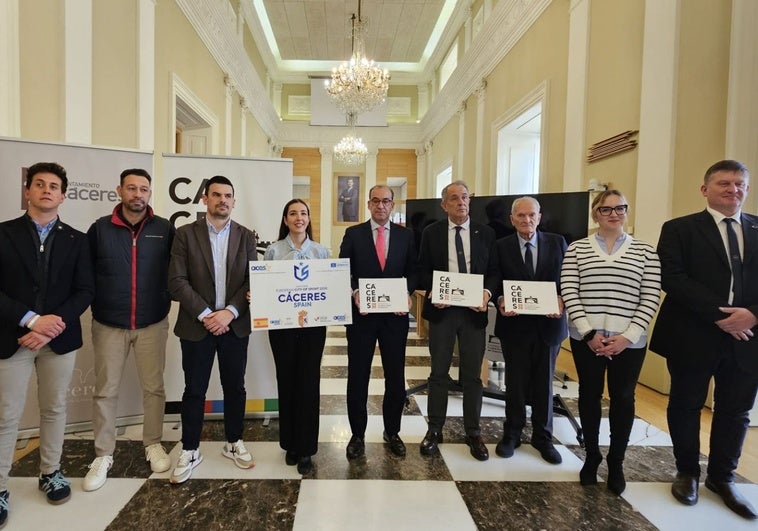 Miembros del comité evaluador con el alcalde y otras autoridades este miércoles tras la defensa de la candidatura.