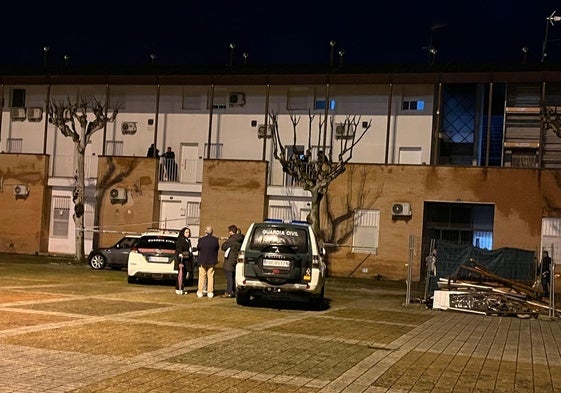 Plaza en la que está ubicada la vivienda donde se han encontrado el cadáver de un hombre.