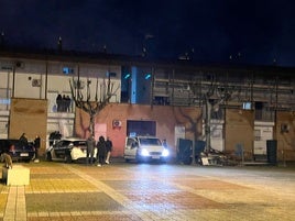 Plaza en la que está ubicada la vivienda donde se han encontrado el cadáver de un hombre.
