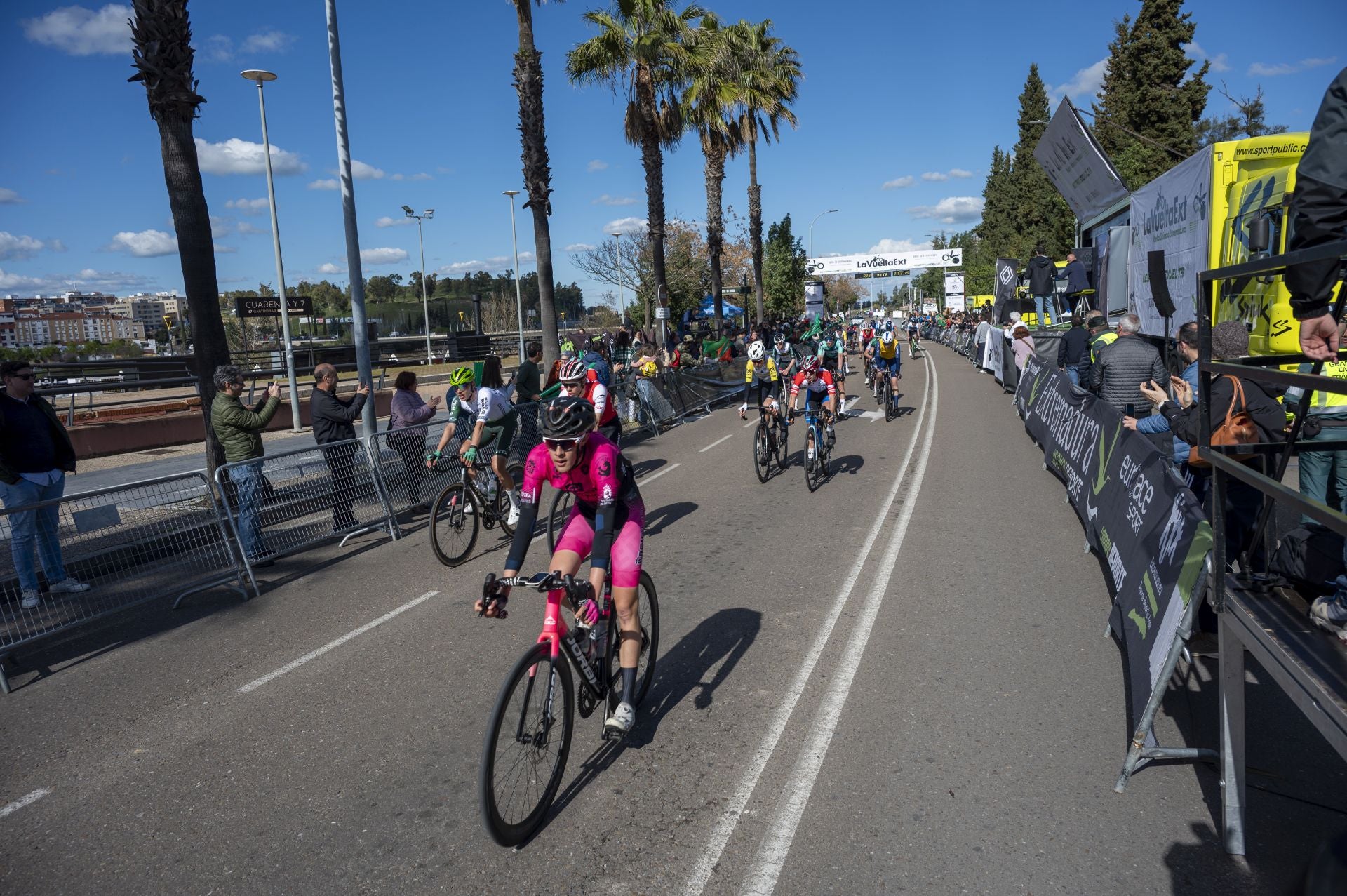 La llegada a Badajoz de La Vuelta Ciclista a Extremadura, en imágenes