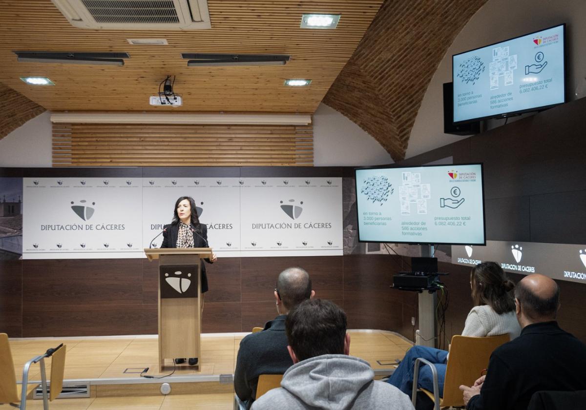 La vicepresidenta Esther Gutiérrez durante la presentación este jueves del plan formativo.