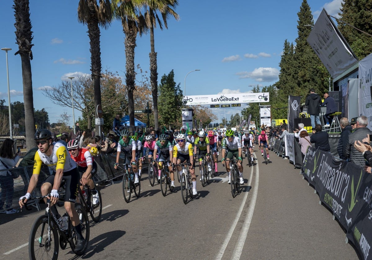 La llegada del pelotón a Badajoz en el final de la primera etapa de la Vuelta a Extremadura.