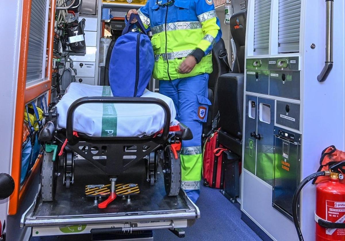 Interior de una ambulancia medicalizada del SES.