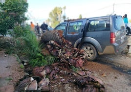 El coche en el que viajaban los heridos se ha salido de la vía.