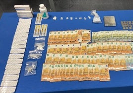Sustancia y dinero incautados por la Policía Nacional durante la operación.