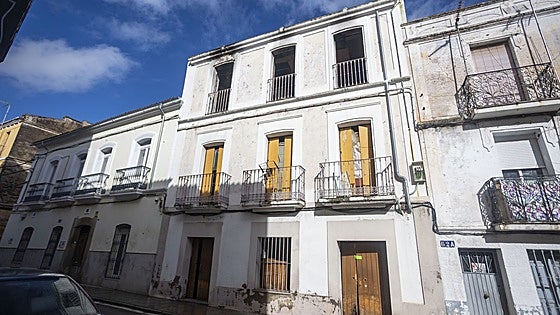 El Ayuntamiento limpia el edificio okupado en la calle Margallo de Cáceres y tapia los accesos