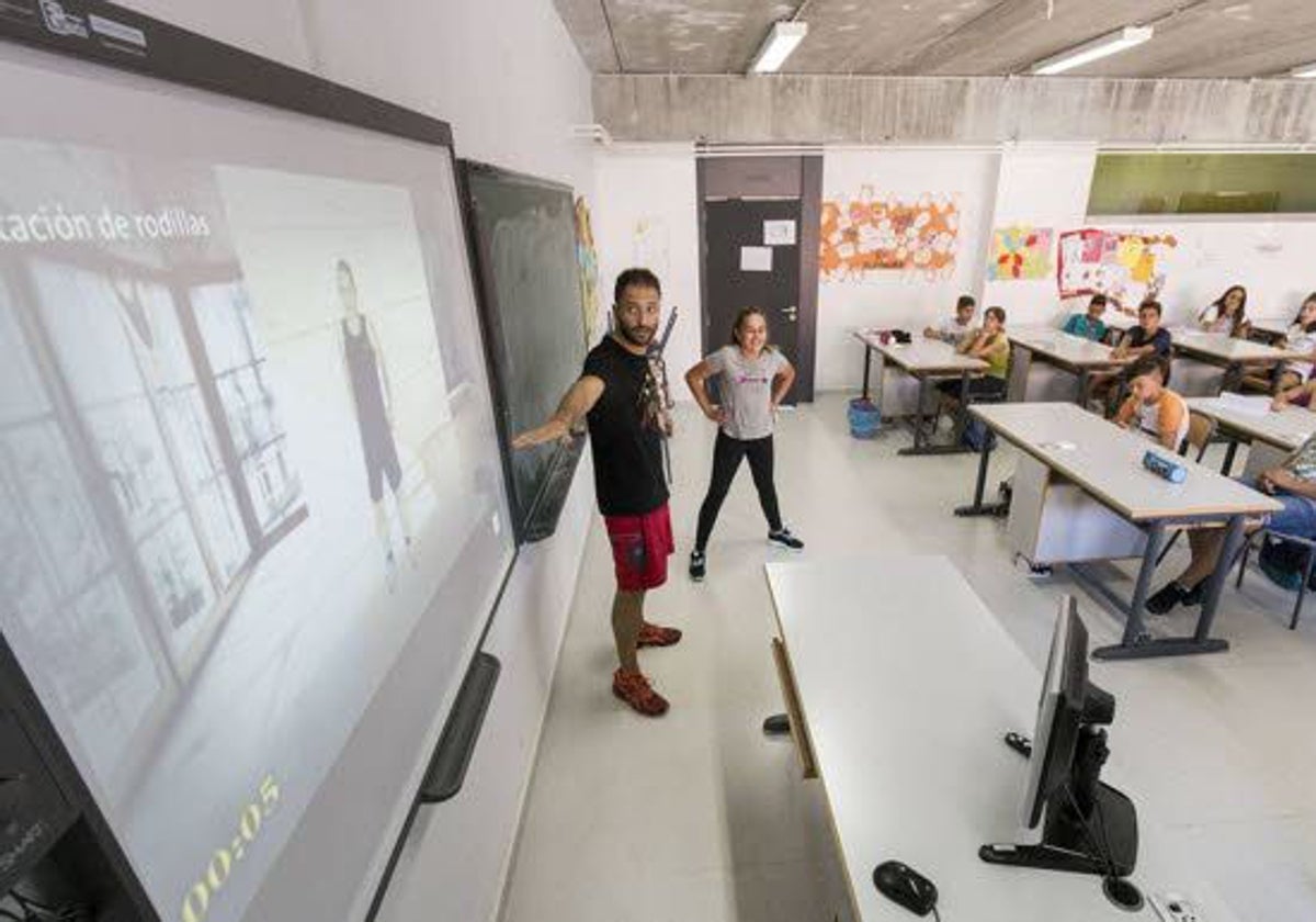 Alumnos en un aula de la región equipada con pizarra digital.