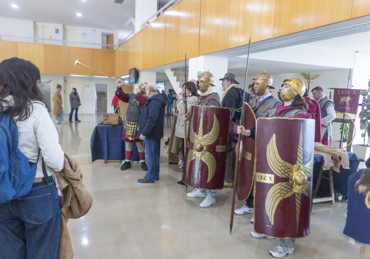 Estudiantes vestidos de soldados romanos ayer en la facultad.