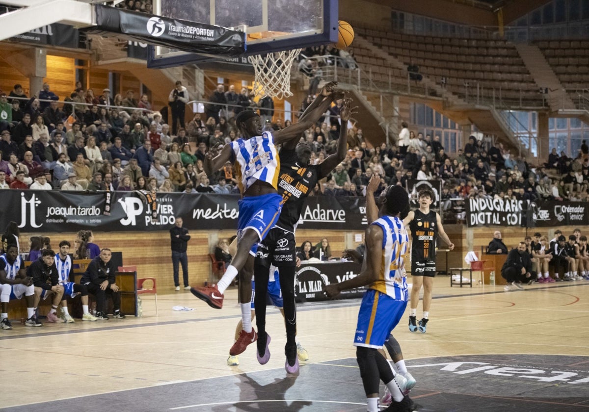 Gaye en una acción del duelo del BCB ante el Huelva comercio en La Granadilla.