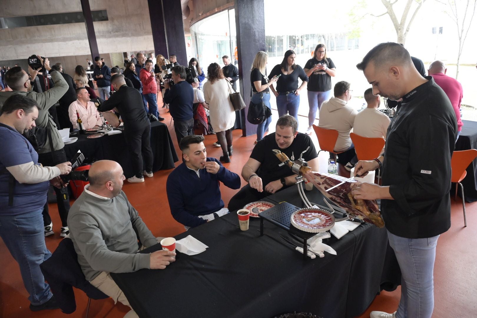 El concurso &#039;Come Jamón&#039; celebrado en Badajoz, en imágenes