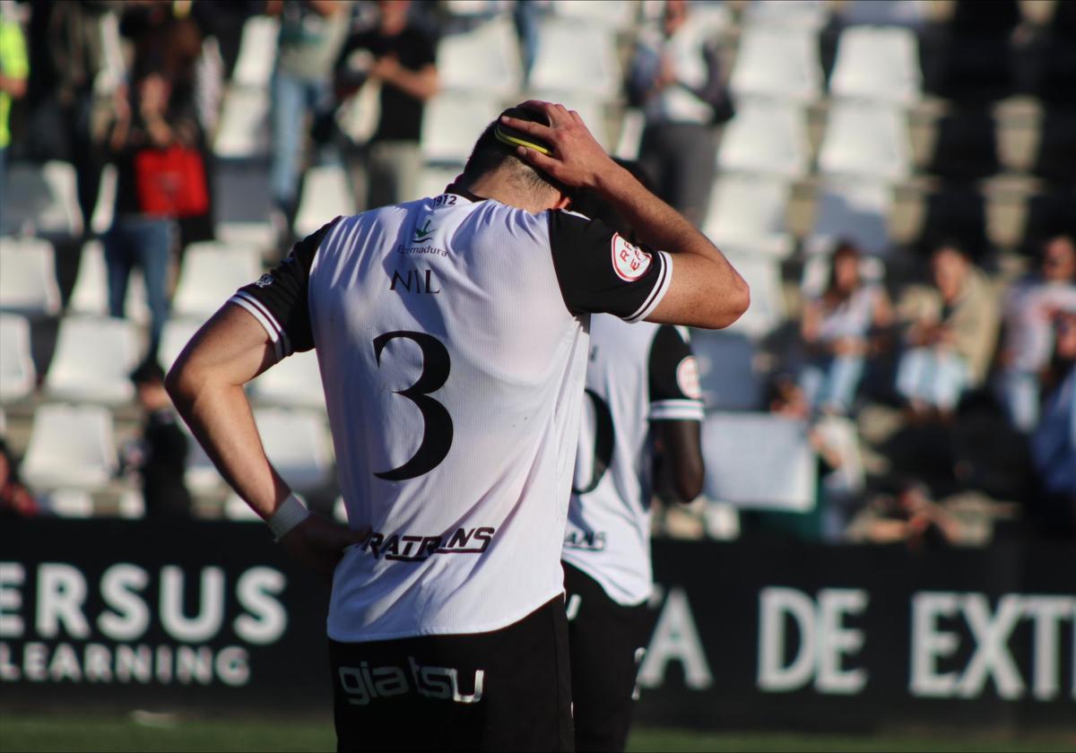 Nil Jiménez se lamenta tras la única derrota sufrida por el equipo en el Romano.