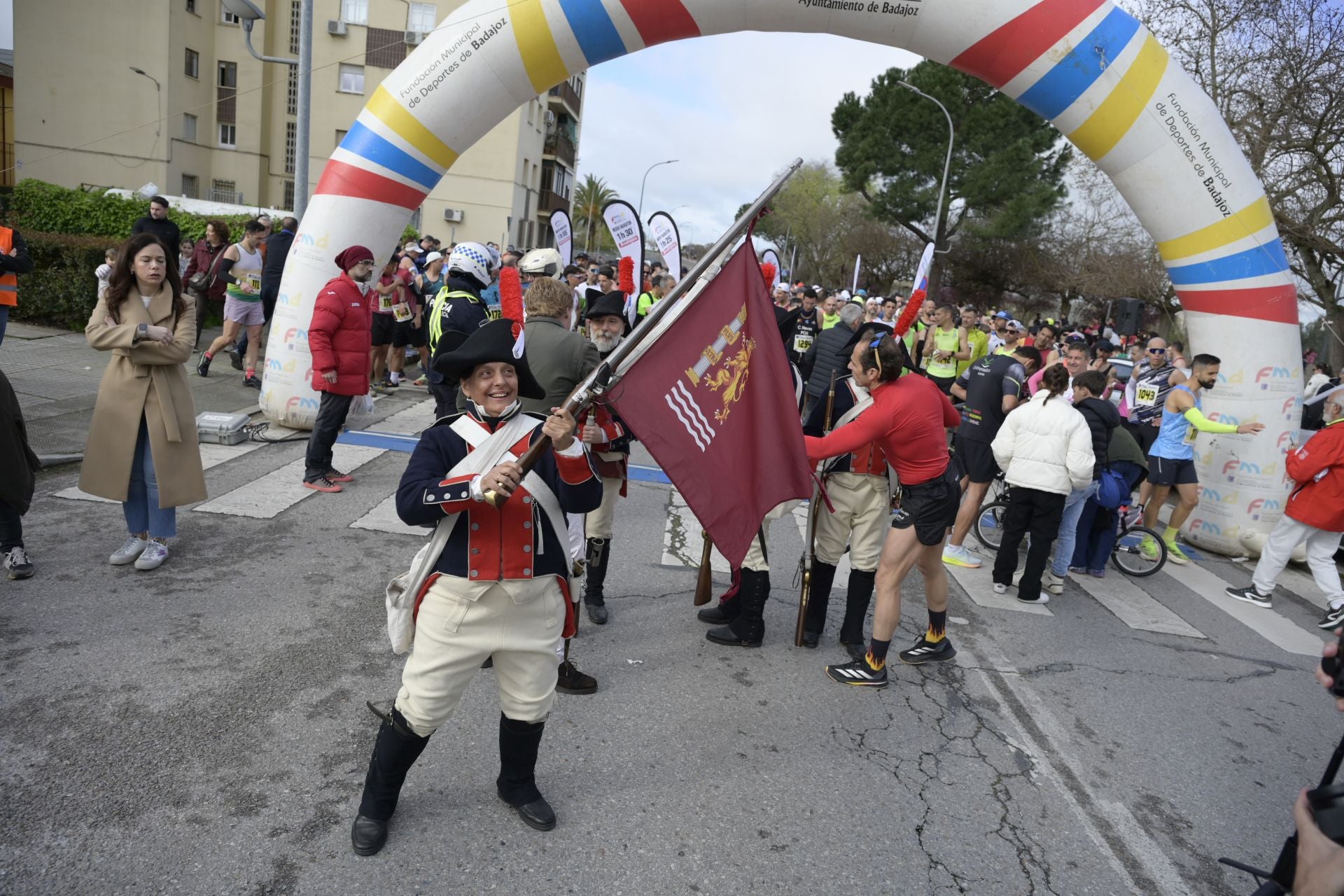 El Maratón Popular y Medio Maratón de Badajoz, en imágenes