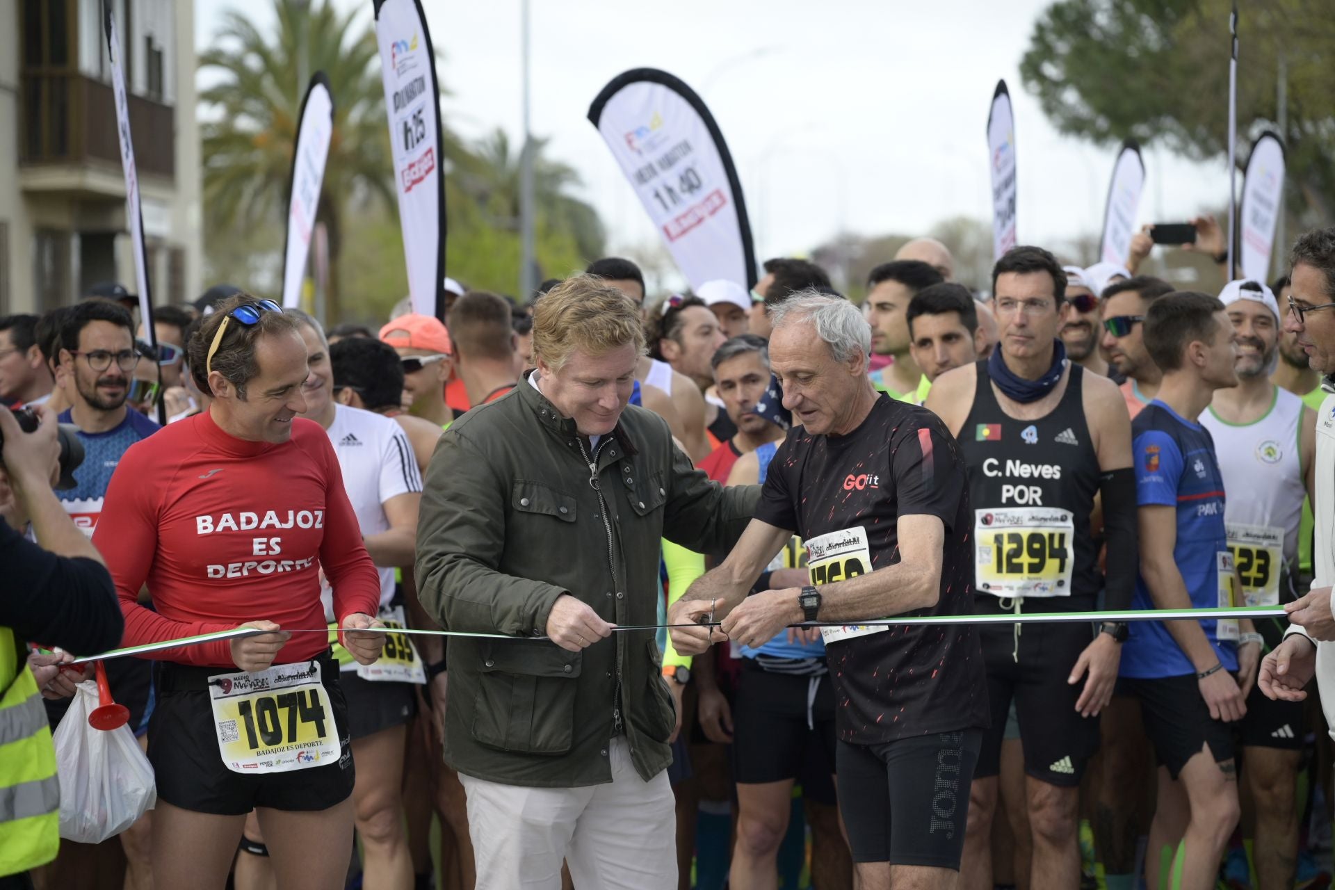 El Maratón Popular y Medio Maratón de Badajoz, en imágenes