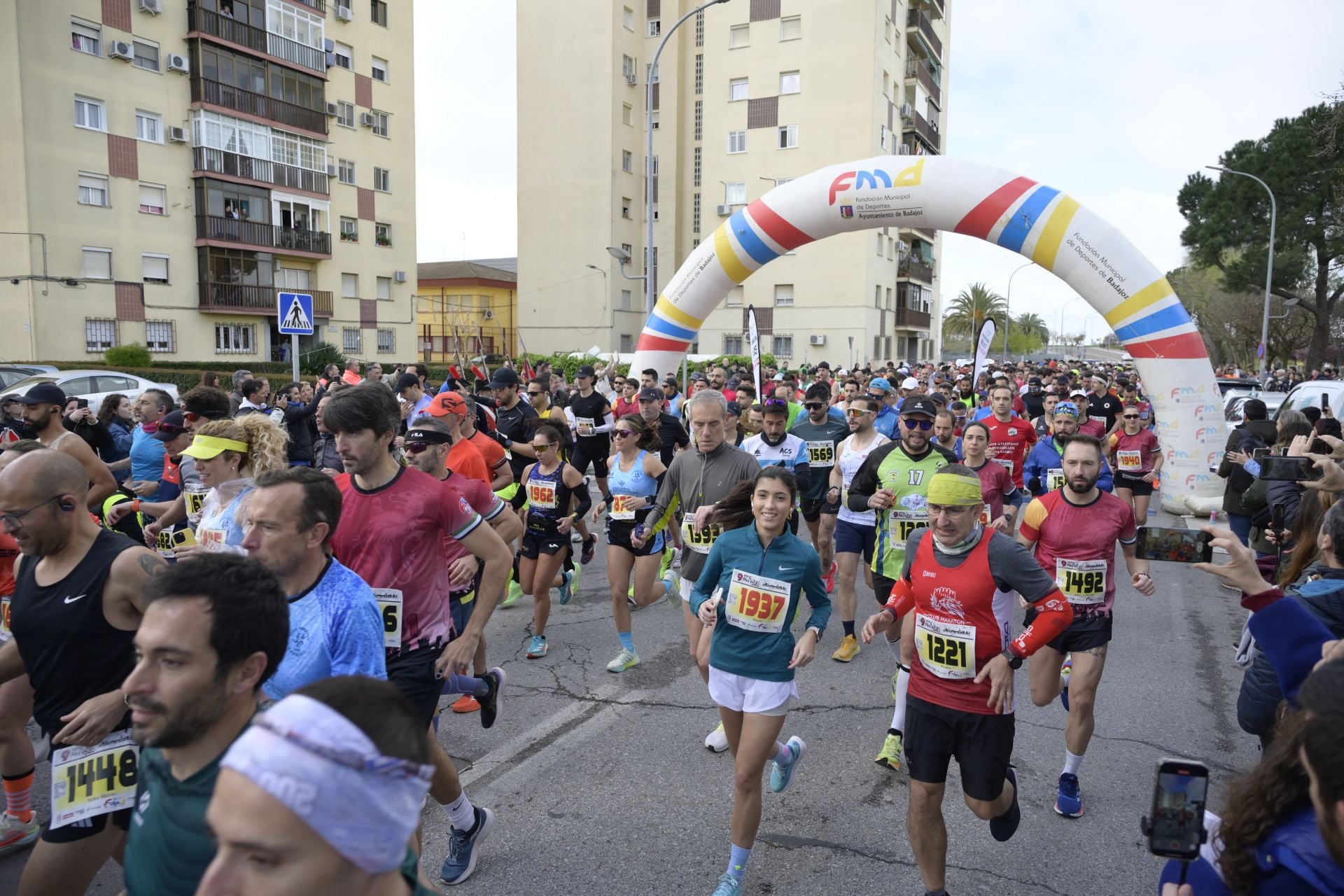 El Maratón Popular y Medio Maratón de Badajoz, en imágenes