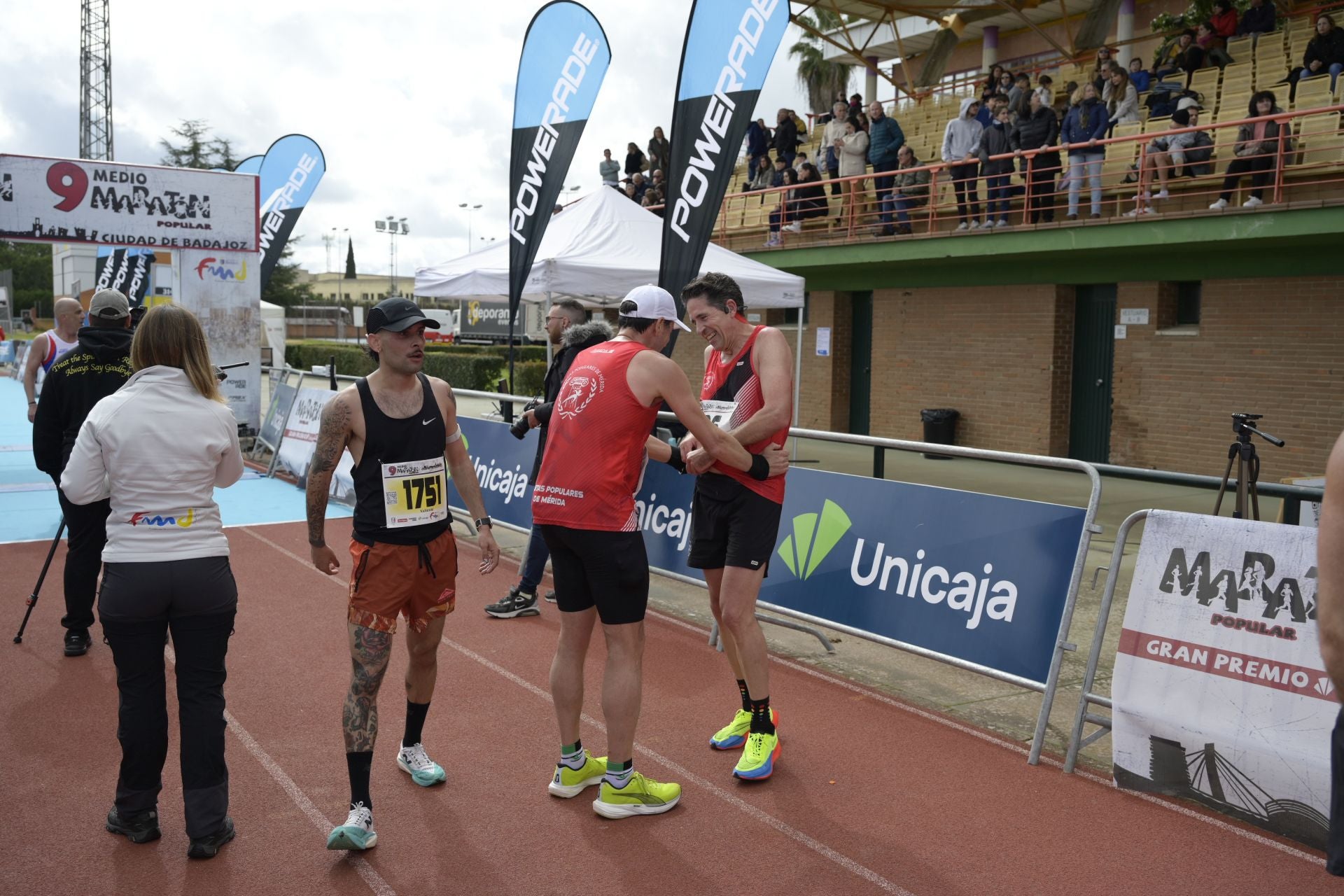 El Maratón Popular y Medio Maratón de Badajoz, en imágenes