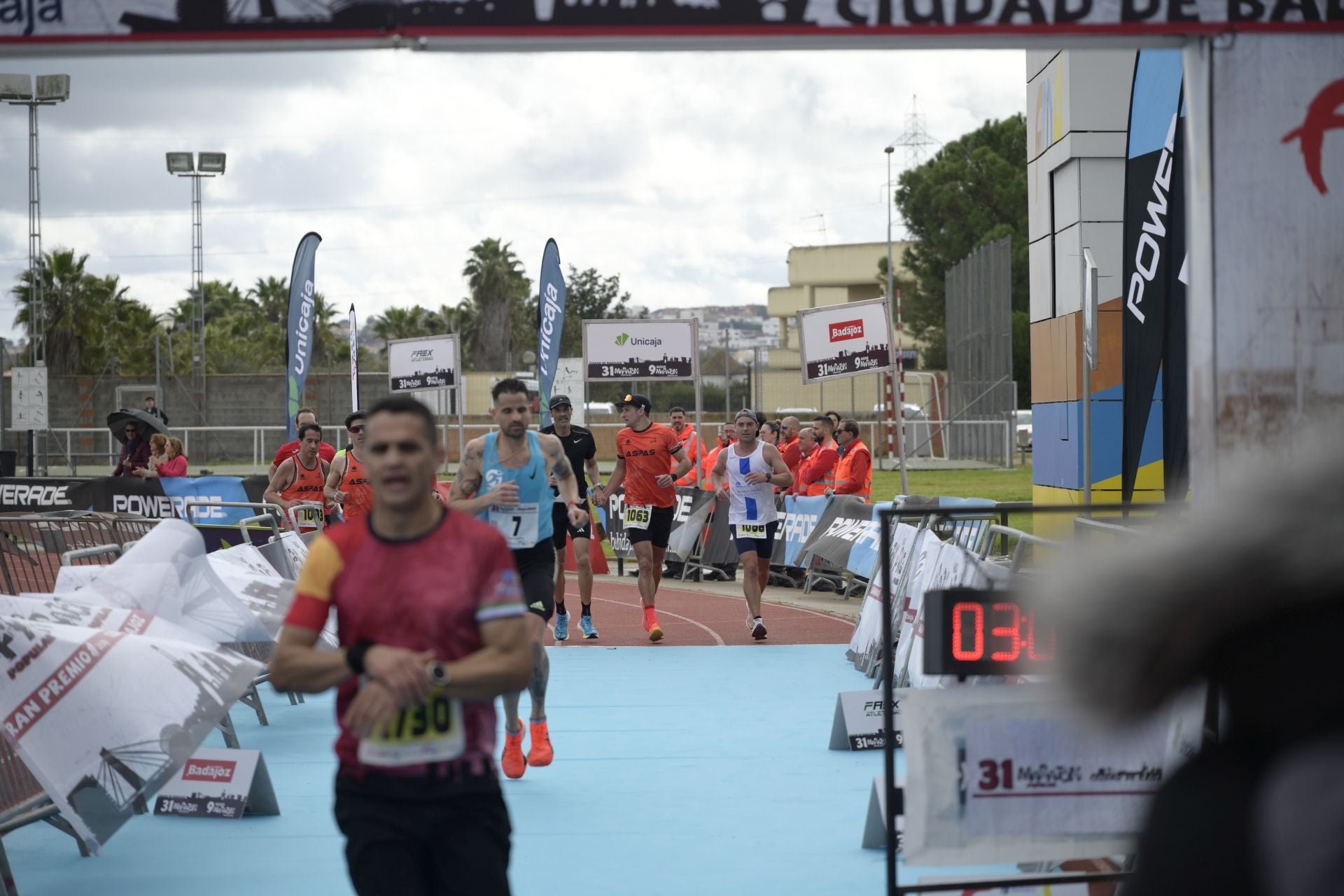 El Maratón Popular y Medio Maratón de Badajoz, en imágenes