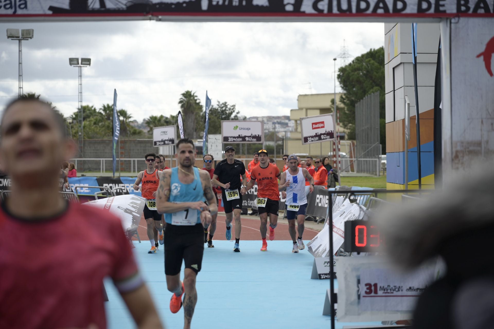 El Maratón Popular y Medio Maratón de Badajoz, en imágenes